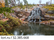 Cascade waterfall in Sapokka Water Garden, landscape park at autumn rainy day, Kotka, Finland (2019 год). Стоковое фото, фотограф Юлия Бабкина / Фотобанк Лори