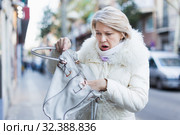 Mature woman is afraiding because her was robbed. Стоковое фото, фотограф Яков Филимонов / Фотобанк Лори