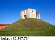Башня Клиффорда, замок Йорк. Йорк. Великобритания (2019 год). Стоковое фото, фотограф Сергей Афанасьев / Фотобанк Лори