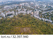 Москва,вид сверху на район Южное Тушино и  Природно-исторический парк "Тушинский", "Сходненский ковш" (2019 год). Стоковое фото, фотограф glokaya_kuzdra / Фотобанк Лори