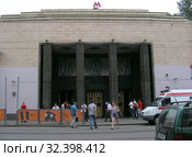 Наземный вестибюль станции метро «Бауманская». Басманный район. Город Москва (2010 год). Редакционное фото, фотограф lana1501 / Фотобанк Лори