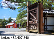 One of the inner wooden gates of Imperial palace in Kyoto. It is located inside of grounds and able to seen during visiting courtyard with tour. Kyoto, Japan (2013 год). Стоковое фото, фотограф Кекяляйнен Андрей / Фотобанк Лори