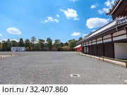Inner area of Kyoto Imperial palace. Grounds are open to the public. Imperial Household Agency hosts public tours of the buildings several times a day. Kyoto, Japan (2013 год). Редакционное фото, фотограф Кекяляйнен Андрей / Фотобанк Лори