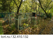 Городское кладбище. Старые могилы и надгробия. City cemetery. Old graves and gravestones. (2019 год). Стоковое фото, фотограф Евгений Романов / Фотобанк Лори
