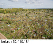 Городское кладбище. Мусульманские и христианские могилы. Вид сверху. City cemetery. Muslim and Orthodox parts. Aerial view. Стоковое фото, фотограф Евгений Романов / Фотобанк Лори