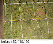 Городское кладбище. Мусульманские и христианские могилы. Вид сверху. City cemetery. Muslim and Orthodox parts. Aerial view. Стоковое фото, фотограф Евгений Романов / Фотобанк Лори
