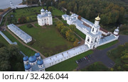 Над храмами Свято-Юрьева монастыря облачным сентябрьским днем (аэросъемка). Великий Новгород, Россия (2019 год). Стоковое видео, видеограф Виктор Карасев / Фотобанк Лори