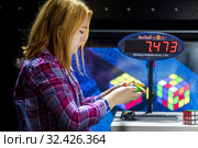Девушка собирает кубик Рубика во время российского отборочного этапа Red Bull Rubik’s Cube 2019  в городе Москве, Россия. Редакционное фото, фотограф Николай Винокуров / Фотобанк Лори
