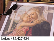 Тактильная копия картины Сандро Боттичелли «Мадонна делла Лоджиа», созданная при поддержке Сбербанка, на открытии выставки «Сандро Боттичелли. «Мадонна делла Лоджиа». Из галереи Уффици, Флоренция. Из серии "Шедевры музеев мира в Эрмитаже"» в рамках VIII Санкт-Петербургского международного культурного форума (2019 год). Редакционное фото, фотограф Stockphoto / Фотобанк Лори