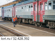 Осмотрщики (боковики) вагонов осматривают электропоезд (2015 год). Редакционное фото, фотограф Алёшина Оксана / Фотобанк Лори