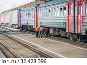 Осмотрщики вагонов осматривают электричку (2015 год). Редакционное фото, фотограф Алёшина Оксана / Фотобанк Лори