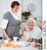 Elderly couple and social employee. Стоковое фото, фотограф Яков Филимонов / Фотобанк Лори