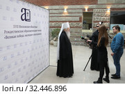 Митрополит Ювеналий отвечает на вопросы тележурналистов в институте МГОУ (2019 год). Редакционное фото, фотограф Дмитрий Неумоин / Фотобанк Лори