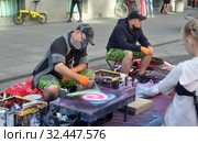 Уличные художники в технике  «spray paint art». Санкт-Петербург, Россия (2019 год). Редакционное фото, фотограф Ирина Быстрова / Фотобанк Лори