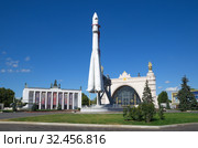 Копия космической ракеты "Восток", павильоны  № 26 "Транспорт" и № 34 "Космос" на ВДНХ (ВВЦ). Москва, Россия (2018 год). Редакционное фото, фотограф Елена Коромыслова / Фотобанк Лори