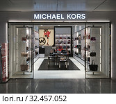 Michael Kors boutique in Ho Chi Minh City airport (2019 год). Редакционное фото, фотограф Александр Подшивалов / Фотобанк Лори