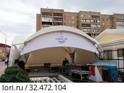 Установка палаточного инфоцентра на площади. "Я люблю Тюмень" (2019 год). Редакционное фото, фотограф Анатолий Матвейчук / Фотобанк Лори