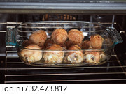 Chicken legs baked in oven in glass tray. Стоковое фото, фотограф Юлия Бабкина / Фотобанк Лори