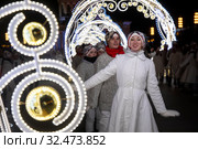 Артисты в костюмах 1950-х годов советской эпохи во время танцевального флэшмоба в честь открытия зимнего сезона на ВДНХ в городе Москве, Россия  22 ноября 2019. Редакционное фото, фотограф Николай Винокуров / Фотобанк Лори