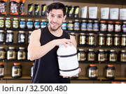 male seller demostration different sport nutrition. Стоковое фото, фотограф Яков Филимонов / Фотобанк Лори