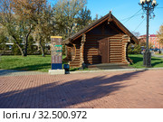 Город Иркутск. Сквер на центральной площади города, площади Кирова (Сперанского), сруб как элемент ландшафтного дизайна. (2019 год). Редакционное фото, фотограф Юрий Карачев / Фотобанк Лори