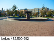 Фонтан на центральной площади Кирова (Сперанского) в городе Иркутске осенние кадры (2019 год). Редакционное фото, фотограф Юрий Карачев / Фотобанк Лори