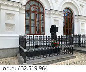Могила Государственного деятеля Царской России Петра Столыпина на территории Киево-Печерской лавры (2019 год). Редакционное фото, фотограф Irina Opachevsky / Фотобанк Лори