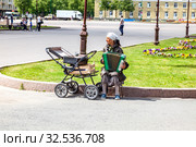 Woman playing the squeezebox (2019 год). Редакционное фото, фотограф Parmenov Pavel / Фотобанк Лори