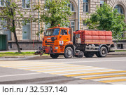 Поливомоечная машина КАМАЗ моет асфальт на Новоостаповской улице (2019 год). Редакционное фото, фотограф Алёшина Оксана / Фотобанк Лори