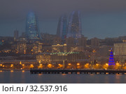 Вид на Пламенные башни сумрачным  январским вечером. Баку, Азербайджан (2018 год). Редакционное фото, фотограф Виктор Карасев / Фотобанк Лори