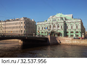 БДТ им. Г.А. Товстоногова и Лештуков мост через Фонтанку, Санкт-Петербург (2019 год). Редакционное фото, фотограф Юлия Бабкина / Фотобанк Лори