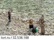 Группа монахинь на берегу Чёрного моря. A group of nuns on the shore of the Black sea. (2019 год). Редакционное фото, фотограф Евгений Романов / Фотобанк Лори