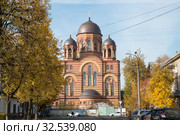 Городской осенний пейзаж с видом на новую церковь Вознесения Господня в городе Электросталь (2019 год). Редакционное фото, фотограф Кузин Алексей / Фотобанк Лори