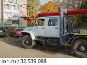 Кран с люлькой стоит во дворе жилого района города Электросталь (2019 год). Редакционное фото, фотограф Кузин Алексей / Фотобанк Лори