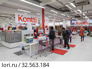 Магазин секонд-хенда Kontti организации Красный Крест (Punainen Risti). Интерьер. Хельсинки, Финляндия (2019 год). Редакционное фото, фотограф Кекяляйнен Андрей / Фотобанк Лори
