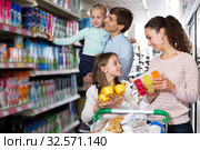 Parents with two kids buying fruit yoghurt. Стоковое фото, фотограф Яков Филимонов / Фотобанк Лори
