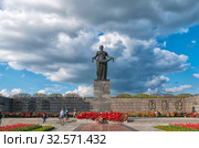 Монумент Мать-Родина на Пискаревском мемориальном кладбище. Санкт-Петербург (2019 год). Редакционное фото, фотограф Румянцева Наталия / Фотобанк Лори