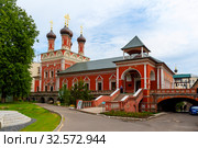 Церковь Преподобного Сергия Радонежского с трапезной. Высоко-Петровский монастырь. Москва (2019 год). Редакционное фото, фотограф Александр Щепин / Фотобанк Лори
