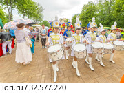 Russia, Samara, June 2017: a beautiful group of girls in a hussar uniform playing drums and leading a festive procession at a flower festival on a summer day. Редакционное фото, фотограф Акиньшин Владимир / Фотобанк Лори