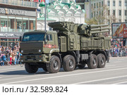 Российский новый самоходный зенитный ракетно-пушечный комплекс (ЗРПК) "Панцирь-СМ" SA-22 Greyhound едет после парада в честь Дня Победы по Новому Арбату в Москве (2018 год). Редакционное фото, фотограф Малышев Андрей / Фотобанк Лори