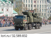 Российский самоходный зенитный ракетно-пушечный комплекс (ЗРПК) "Панцирь-СМ" SA-22 Greyhound едет после парада в честь Дня Победы по Новому Арбату в Москве, вид спереди (2018 год). Редакционное фото, фотограф Малышев Андрей / Фотобанк Лори