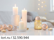 Christmas decorations with candles at home. Стоковое фото, фотограф Майя Крученкова / Фотобанк Лори