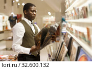 Man choosing souvenirs in shop. Стоковое фото, фотограф Яков Филимонов / Фотобанк Лори