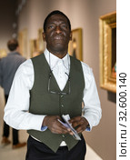Afro man visiting exposition. Стоковое фото, фотограф Яков Филимонов / Фотобанк Лори