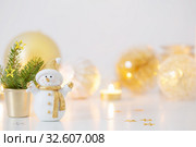 Christmas decorations with little ceramic snowman. Стоковое фото, фотограф Майя Крученкова / Фотобанк Лори