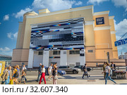 Граффити Фелипе Пантоне (Felipe Pantone) на стене торгово-развлекательного комплекса (ТРК) «Атриум». Улица Земляной Вал, город Москва. Россия (2018 год). Редакционное фото, фотограф Владимир Сергеев / Фотобанк Лори