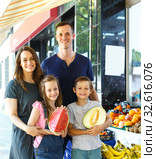 Glad family with children demostration fruits. Стоковое фото, фотограф Яков Филимонов / Фотобанк Лори