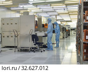 Moscow, Russia - Dec. 5.2019. Sterile Chip Box in Mikron - the largest plant for production of chips. Zelenograd. Редакционное фото, фотограф Володина Ольга / Фотобанк Лори
