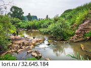 Село Лушники, Сузунский район, Новосибирская область, Западная Сибирь, Россия. Река Нижний Сузун с сельскими детьми на рыбалке (2019 год). Редакционное фото, фотограф Евгений Мухортов / Фотобанк Лори