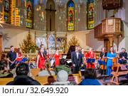 Кафедральный собор святых Петра и Павла. Музыканты камерного оркестра Antonio-orchestra. Старосадский переулок, 7/10. Москва (2019 год). Редакционное фото, фотограф Владимир Устенко / Фотобанк Лори